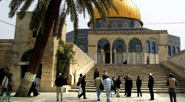 مستوطنون متطرفون يجددون اقتحام المسجد الاقصى وسط حراسة قوات الاحتلال الإسرائيلي