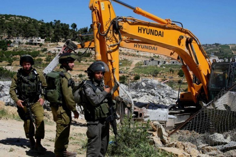 الاحتلال يعتقل 14 فلسطينيا بالضفة ويجبر آخرين على هدم منازلهم