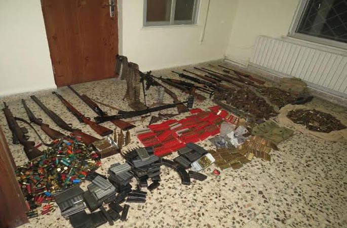 ضبط 30 قطعة سلاح بمداهمة 3 منازل في عمان واربد