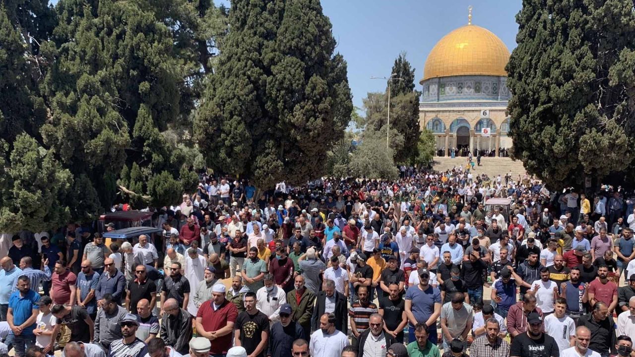 70 ألفا يؤدون الجمعة في الأقصى رغم إجراءات الاحتلال