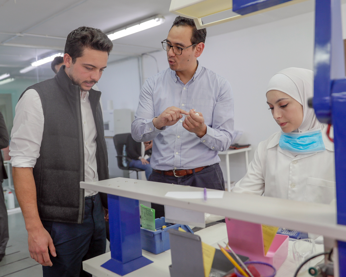 ولي العهد يزور إحدى الشركات الأردنية الريادية في مجال صناعة وإنتاج المعدات الطبية