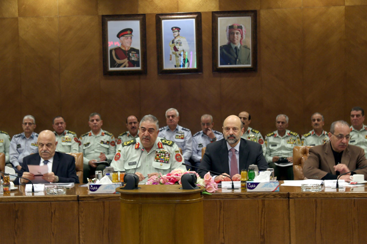 رئيس الوزراء الأردني يزور القيادة العامة ويستمع لإيجاز عن إدارة الأزمات