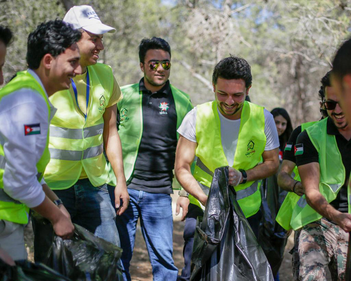 ولي العهد يشارك المتطوعين في الحملة الوطنية للنظافة العامة وحماية البيئة