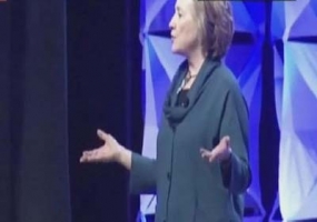 هيلاري كلينتون تنجو من حذاء قذفته سيدة باتجاهها في مؤتمر (فيديو)