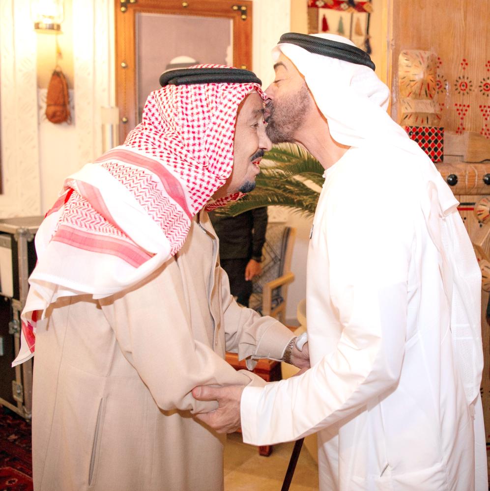 خادم الحرمين يستعرض مع ولي عهد أبوظبي والمبعوث البريطاني العلاقات الثنائية