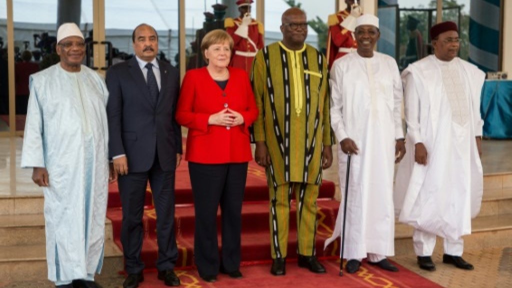 ميركل في واغادوغو تتعهد تقديم مساعدات لمواجهة الجهاديين