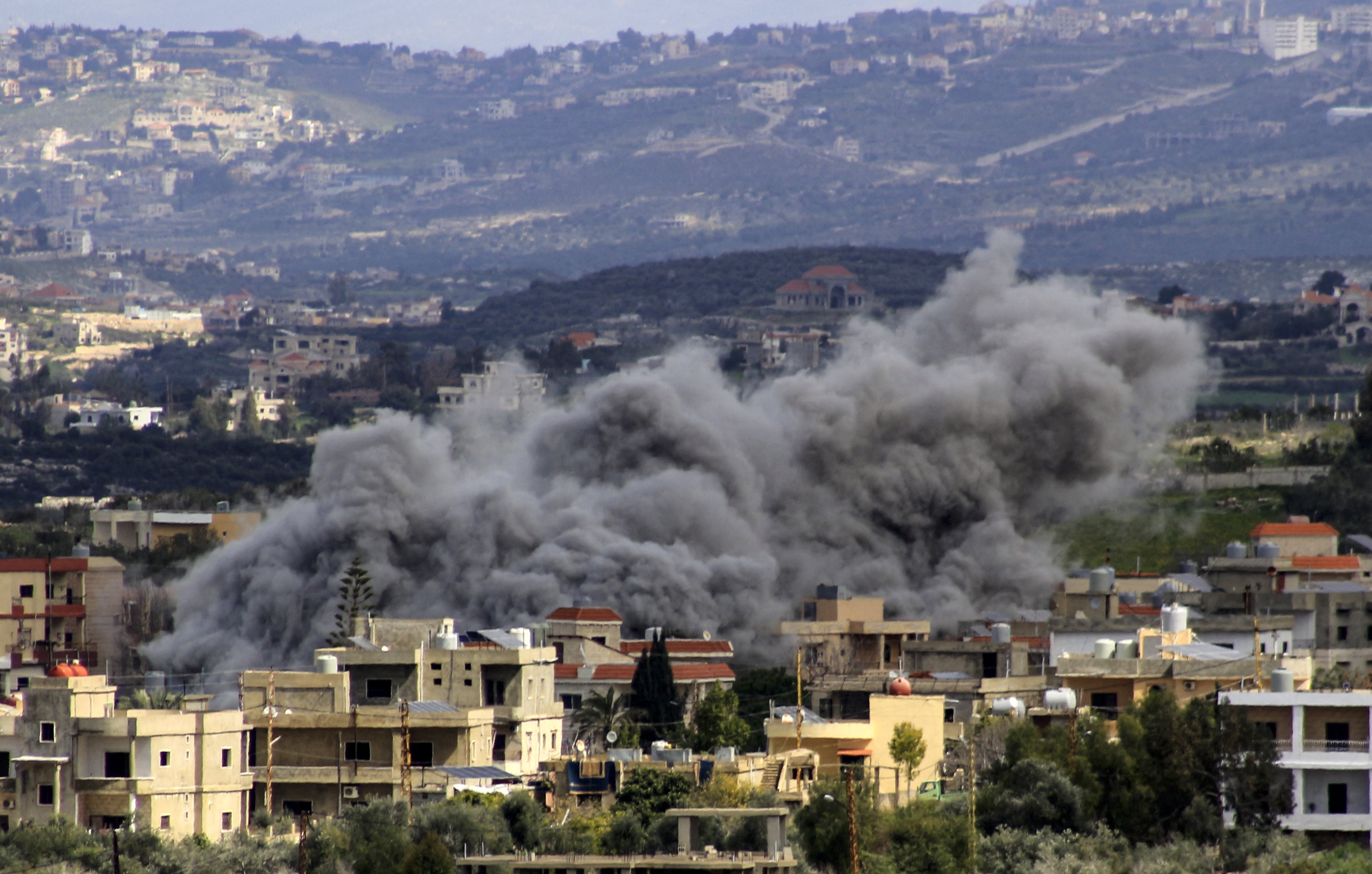 مقتل 4 عناصر من حزب الله بغارة إسرائيلية في جنوب لبنان