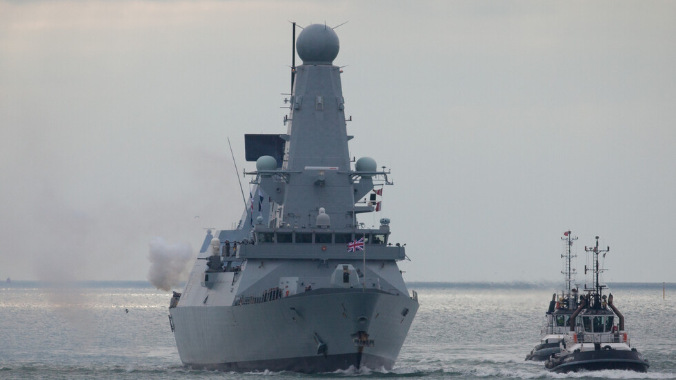 بريطانيا تعلن إرسال بارجة ومروحيات إلى الشرق الأوسط