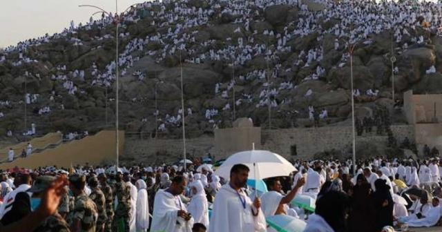 الحجاج يتوافدون إلى صعيد عرفات