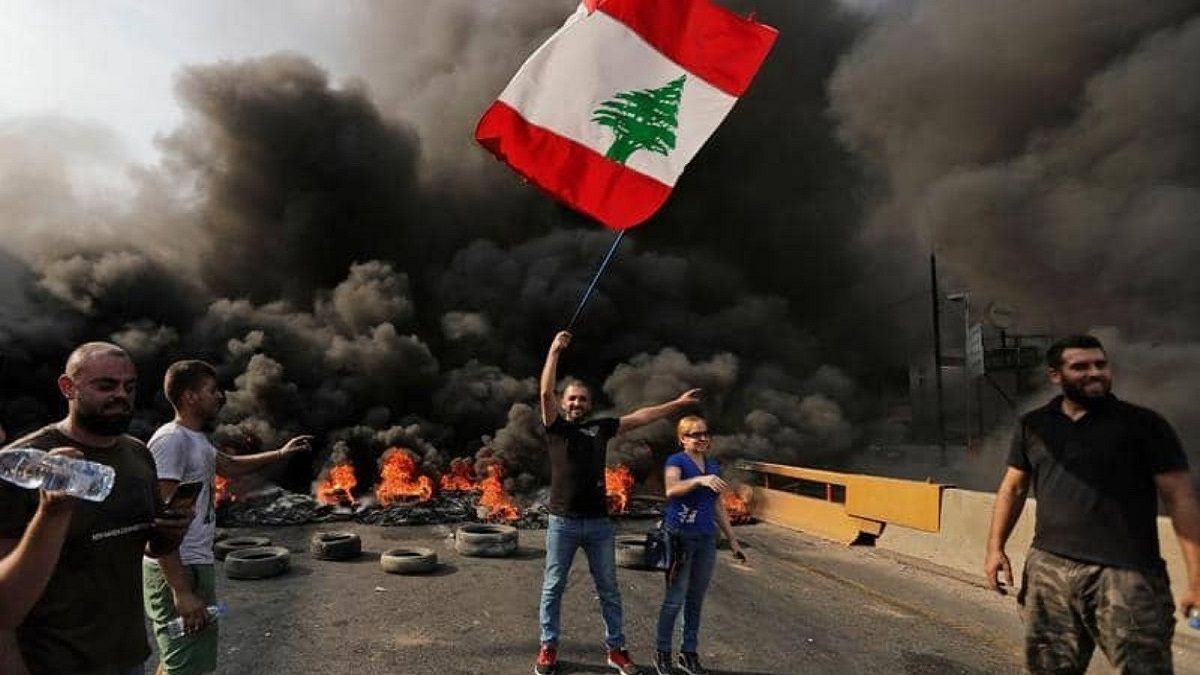 طُرق لبنانية لا تزال مغلقةً بعد ليلةٍ مِن الاشتباكات بين المتظاهرين وأنصار “حزب الله”