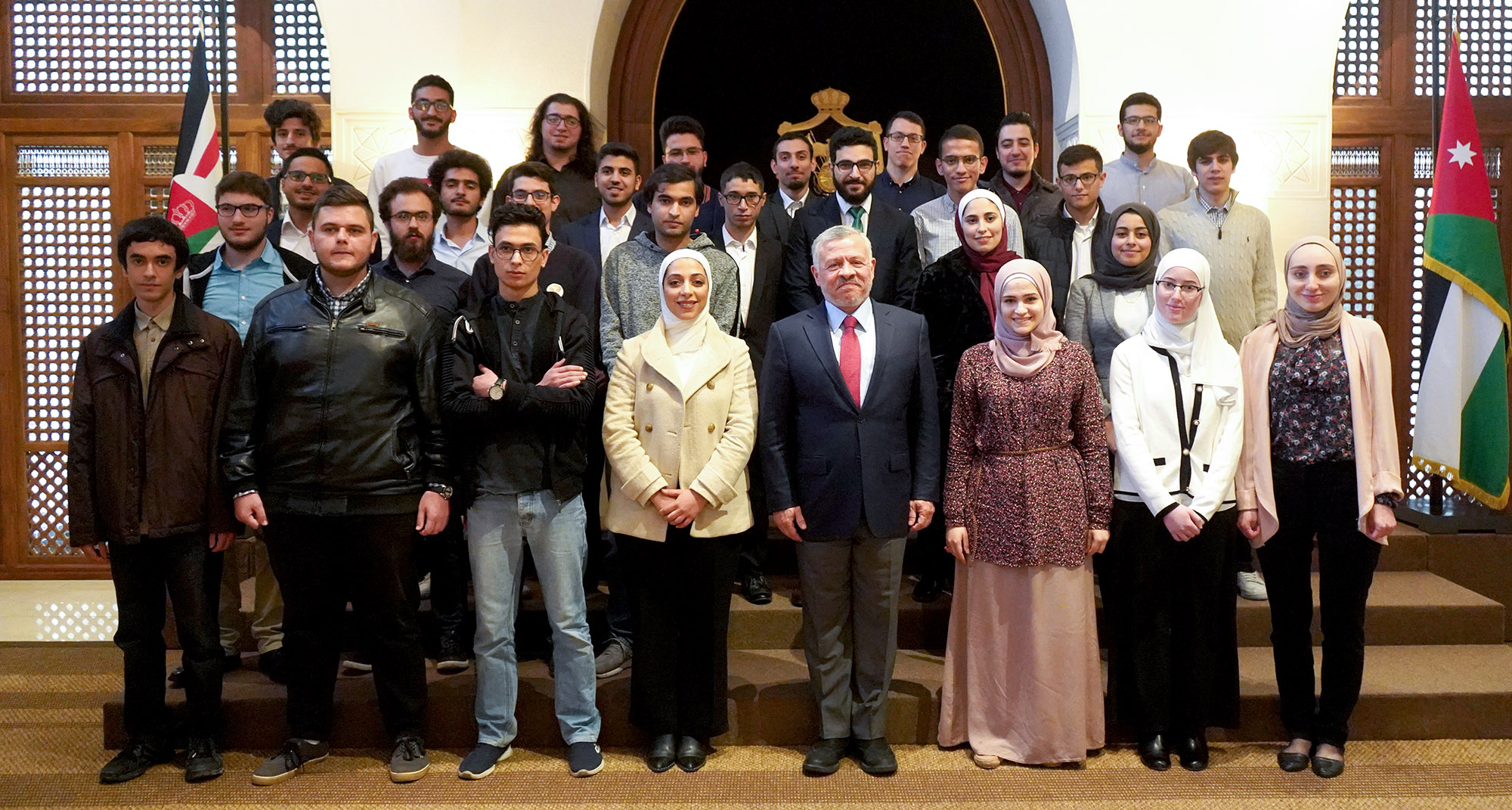 جلالة الملك يلتقي طلبة جامعيين أردنيين حققوا نتائج متقدمة في مسابقتين عالميتين للبرمجة
