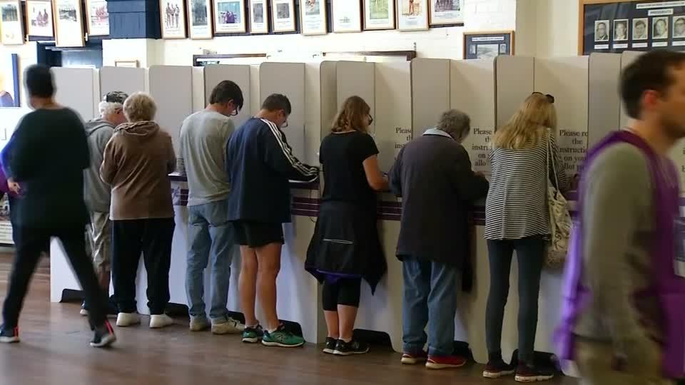 الناخبون في أستراليا يدلون بأصواتهم في انتخابات عامة