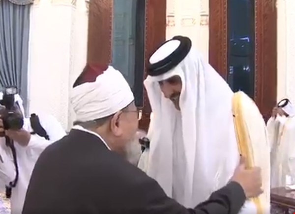 في تحدٍّ جديد..أمير قطر يستقبل القرضاوي