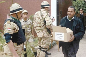 المصريون يصوتون على الدستور والانظار تتركز على السيسي