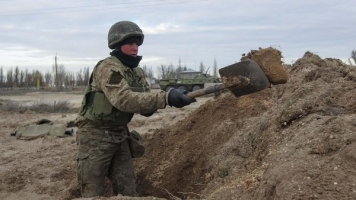 أوكرانيا تحفر خندقاً على حدودها الشرقية مع روسيا