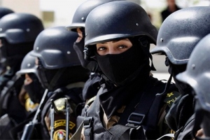 على طريقة القذافي .. عباس يضم فتيات إلى حرسه الخاص “صور”