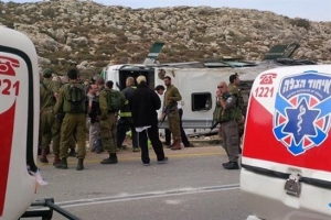 مقتل مجندة اسرائيلية وإصابة 48 آخرين بانقلاب حافلة شرق رام الله