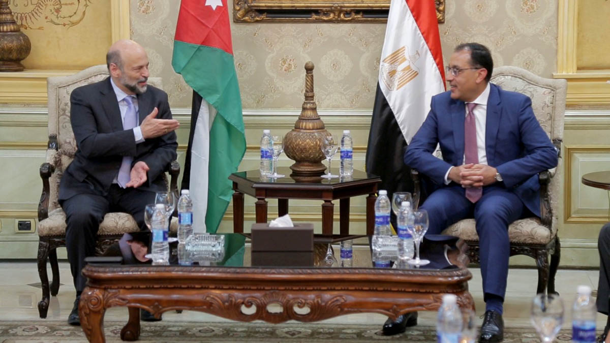 الرزاز يصل القاهرة على رأس الوفد المشارك في اجتماعات اللجنة العليا الأردنية المصرية