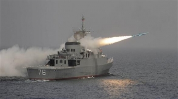 سفن حربية إيرانية تطلق صواريخ قرب قاعدة أمريكية بمضيق هرمز