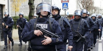 رجل يهتف باسم “داعش” يطعن مدرساً في باريس