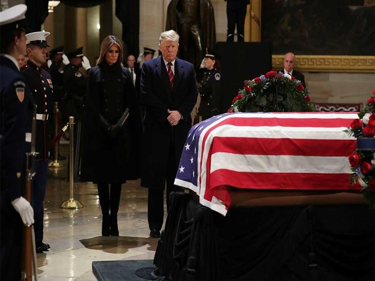 ترامب وميلانيا يلقيان نظرة الوداع الأخيرة على بوش الأب