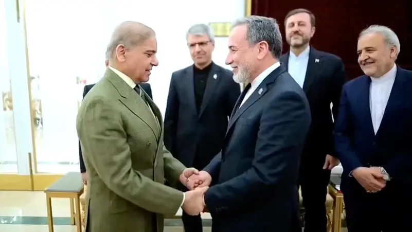 رئيس وزراء باكستان يلتقي عراقجي في إسلام آباد