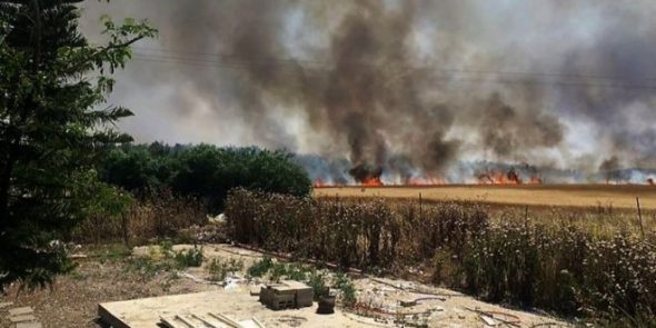 14 حريقًا داخل البلدات الإسرائيلية شرق قطاع غزة بفعل بالونات وطائرات حارقة