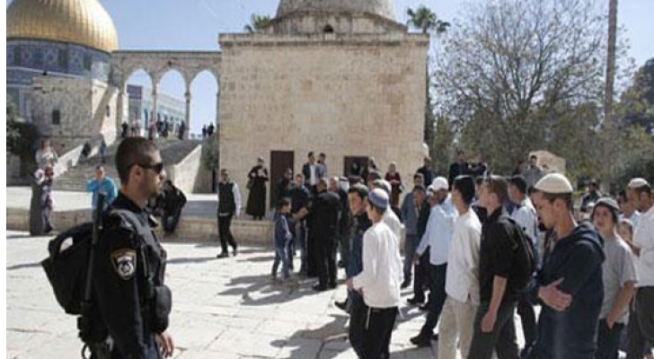 مستوطنون متطرفون يقتحمون باحات المسجد الاقصى