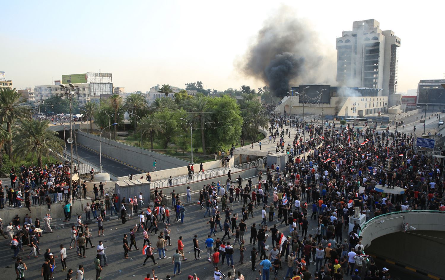 احتجاجات العراق: 2300 بين قتيل وجريح وحرق 50 مقر “حكومي” و”حزبي” والسلطات تحظر التجوال
