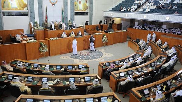 ولي عهد الكويت يقرر حل مجلس الأمة والدعوة لانتخابات جديدة