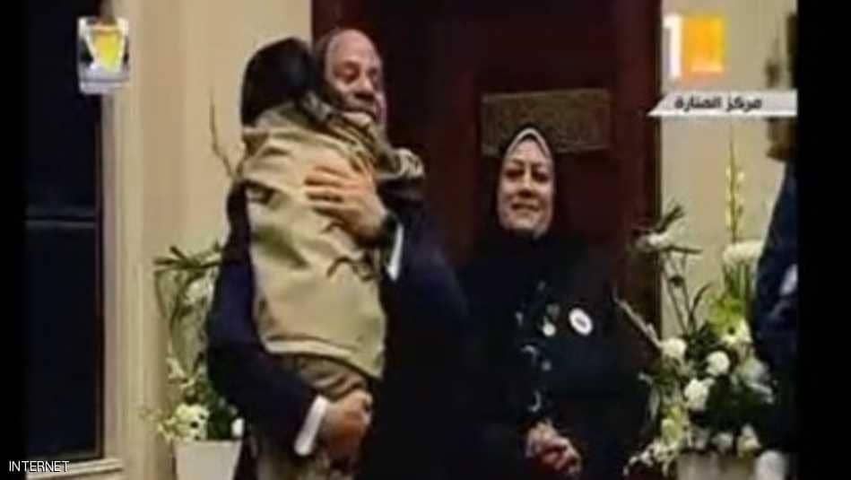 السيسي يعانق أبناء “الأبطال”.. ومستعد للقتال