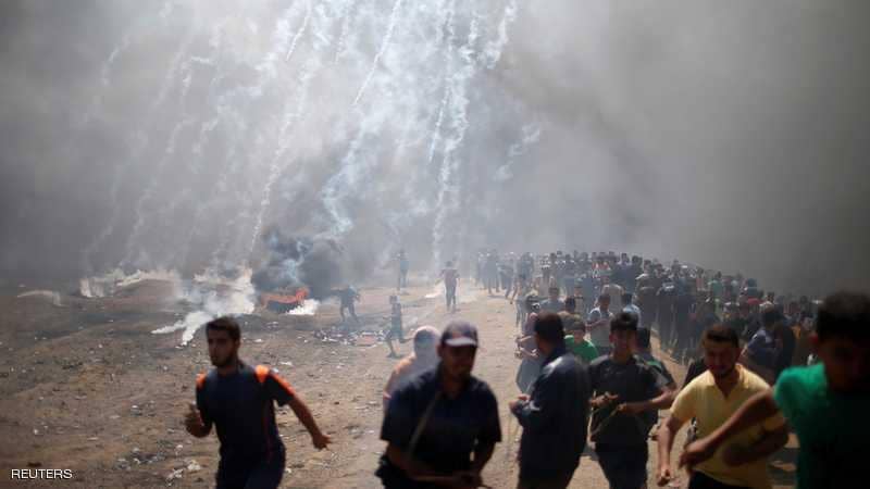 جيش الإحتلال يطلق الرصاص الحي والغاز المسيل للدموع على المشاركين في مسيرة العودة في غزة