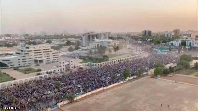 اعتصام الدفاع.. الأمن السوداني يطلق الرصاص وتدفق للمحتجين
