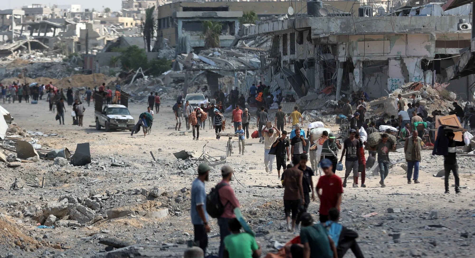 ألوف يعودون لمنازلهم المدمرة بغزة مع بدء الانسحاب الإسرائيلي