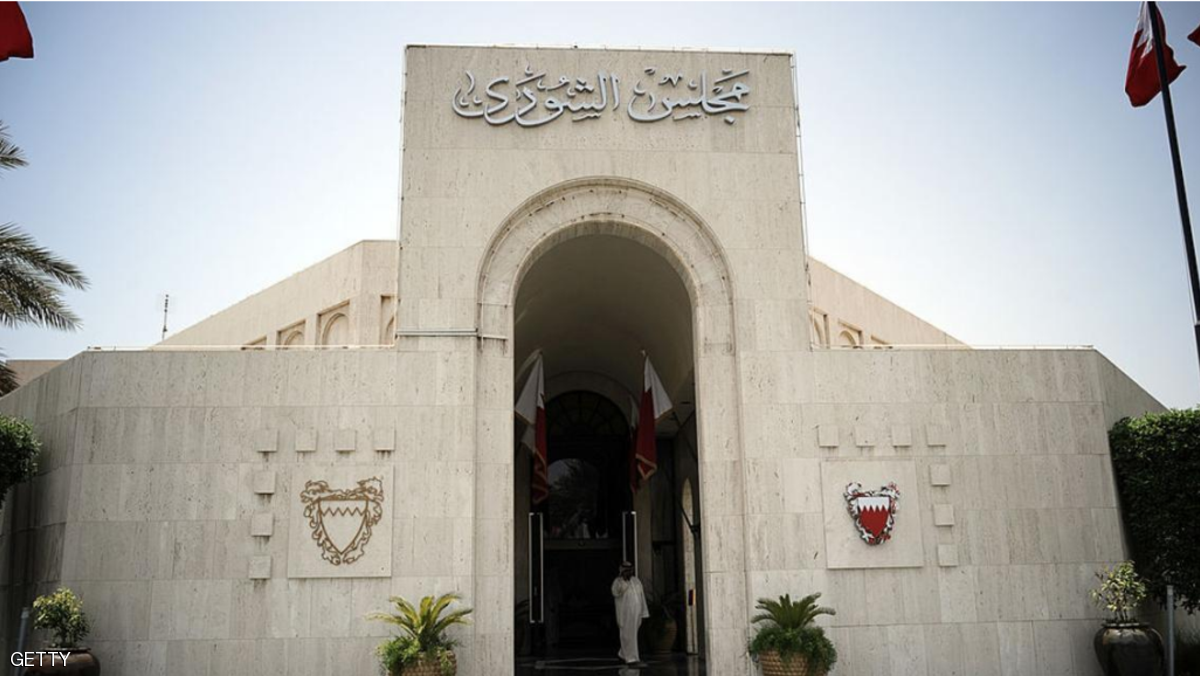 ملك البحرين يصادق على محاكمة الإرهابيين عسكريا