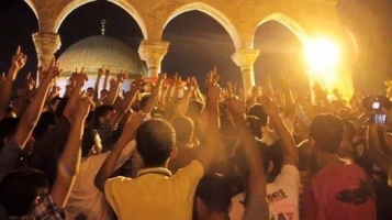 مقدسيون يطردون الهباش من المسجد الاقصى و يهتفون بهتافات قاسية ضده .. فيديو
