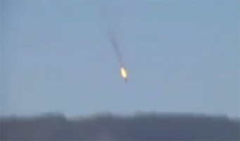 تركيا تسقط طائرة روسية وقوات تركمانية تأسر أحد الطيارين (فيديو)