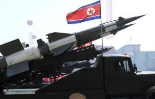 كوريا الشمالية تطلق صاروخين باليستيين وتصفي أصولا كورية جنوبية