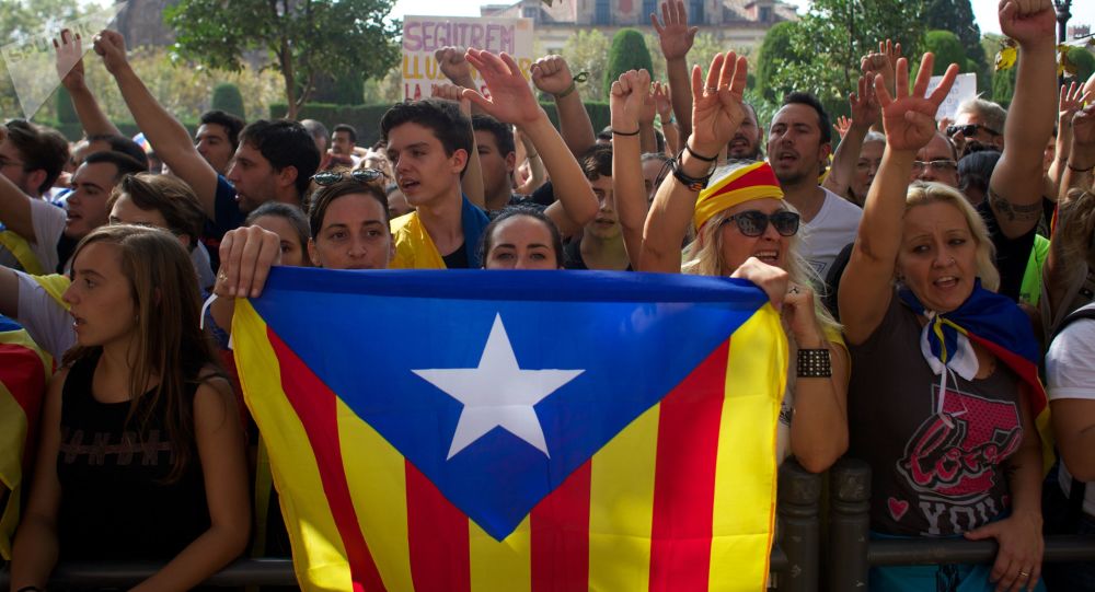 عشرات آلاف يحتجون في برشلونة ضد استقلال كتالونيا عن إسبانيا