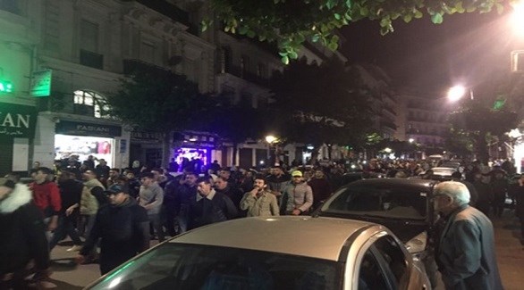 الجزائر: مسيرة ليلية رافضة للانتخابات واعتقال 20 محتجاً