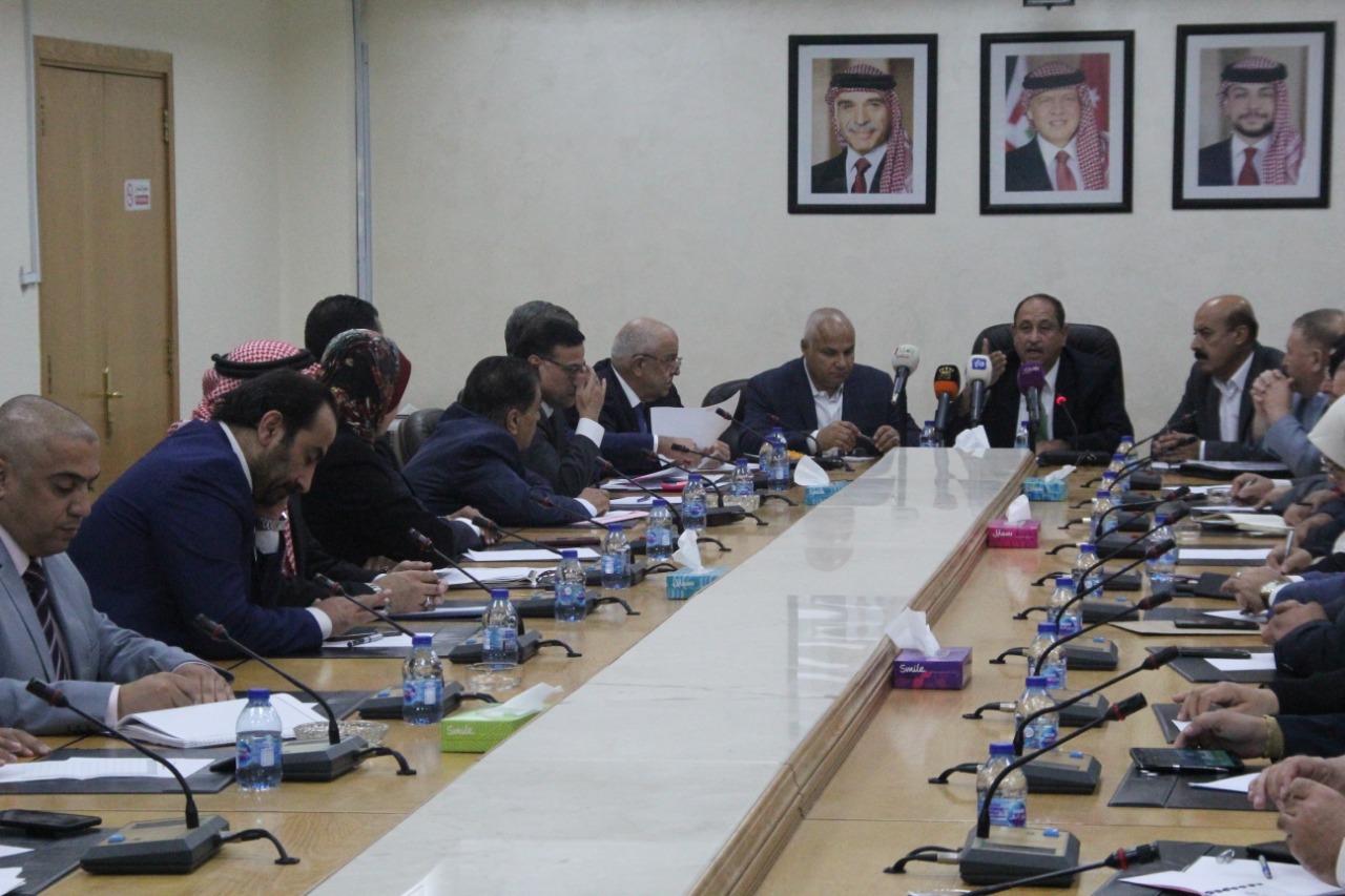 مشتركة نيابية تبحث حوافز الأطباء والتأمين الصحي