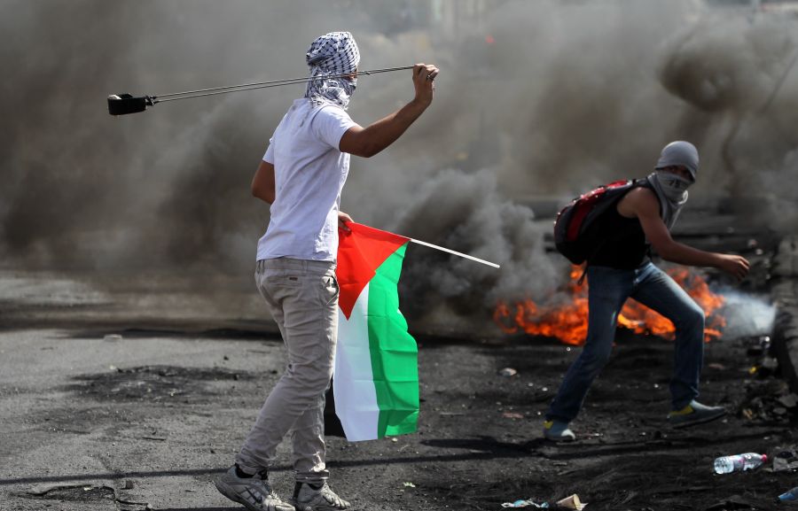 “الإندبندنت”: مسؤولون فلسطينيون يحذرون من انتفاضة جديدة ضد إسرائيل