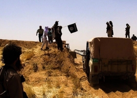 النظام السوري و’داعش’ يطبقان على دير الزور