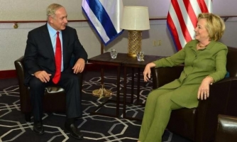كلينتون تتعهد لنتنياهو بمواجهة محاولات “نزع الشرعية” عن إسرائيل