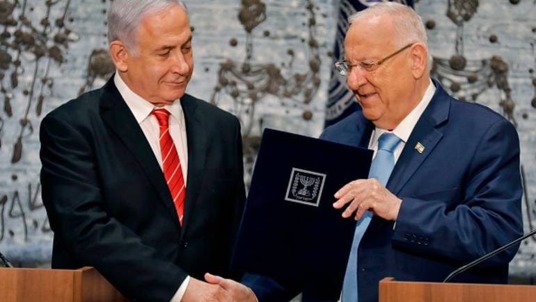 رئيس دولة الإحتلال الإسرائيلي يكلف نتن ياهو بتشكيل الحكومة وغانتس يعلق