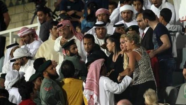 زوجات اللاعبين الأجانب يثرن غضب الجمهور الإماراتي