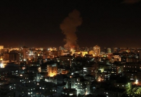 قوات الاحتلال تصعد عسكرياً في قطاع غزة بغارات جوية وأمن حماس يخلي مقراته