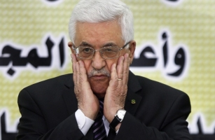 صحيفة: عباس غير قادر على استيعاب تطلعات الفلسطينيين بسبب خضوعه للإسرائيليين