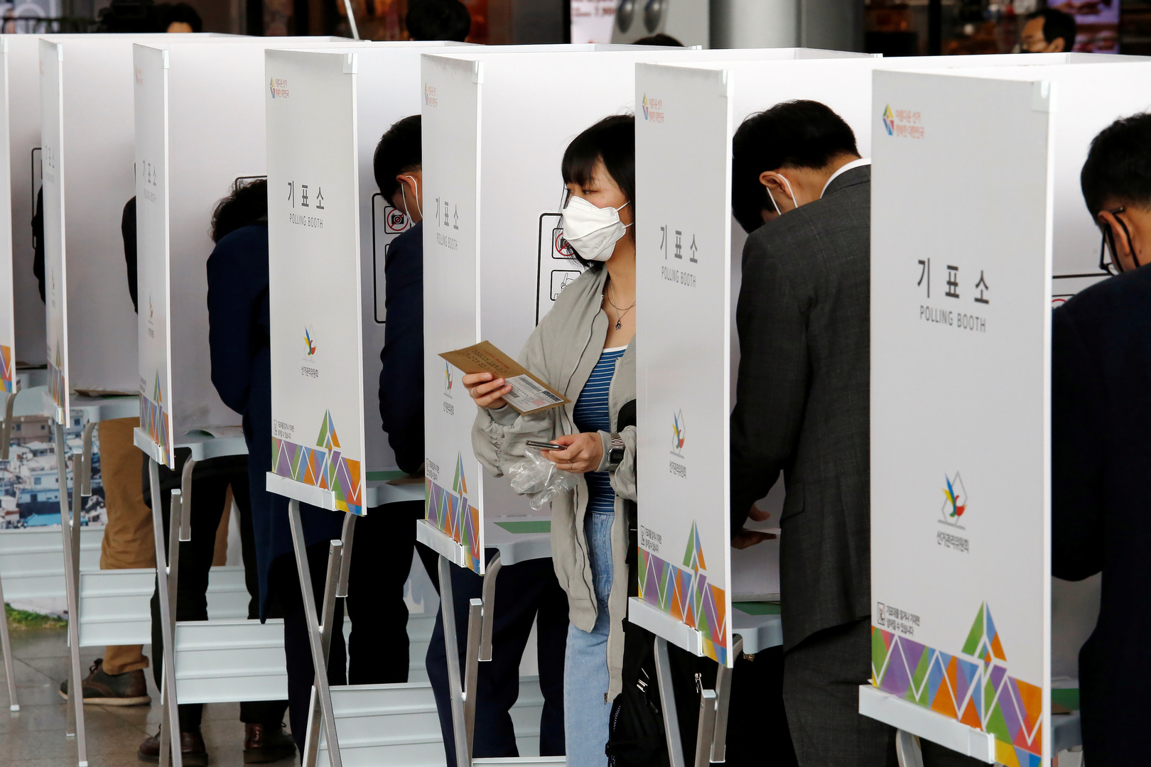 كوريا الجنوبية تجري انتخابات عامة رغم انتشار فايروس “كورونا”