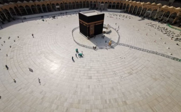 السعودية تصدر توضيحًا بشأن قرار تعليق الصلاة في المساجد